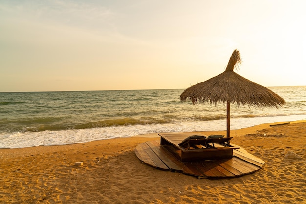 Strandstoel en parasol met zee strand achtergrond