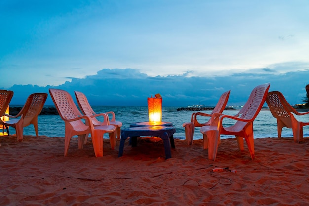 Strandstoel met eettafel in de buurt van zeestrand