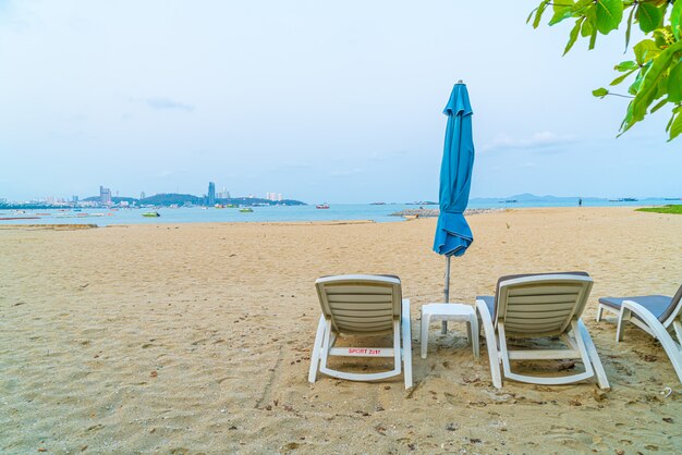 strandstoel met parasol op zee strand in Pattaya