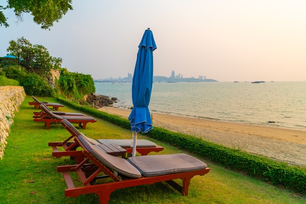 strandstoel met strand zee in zonsondergang tijd in Pattaya