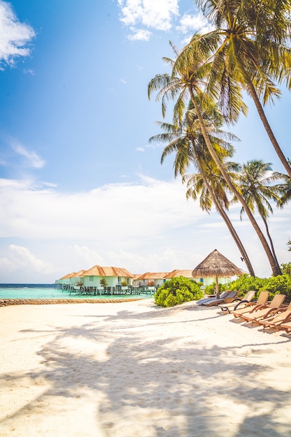 strandstoel met tropische Maldiven eiland strand en zee