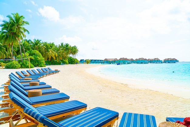 strandstoel met tropische Malediven eiland strand en zee