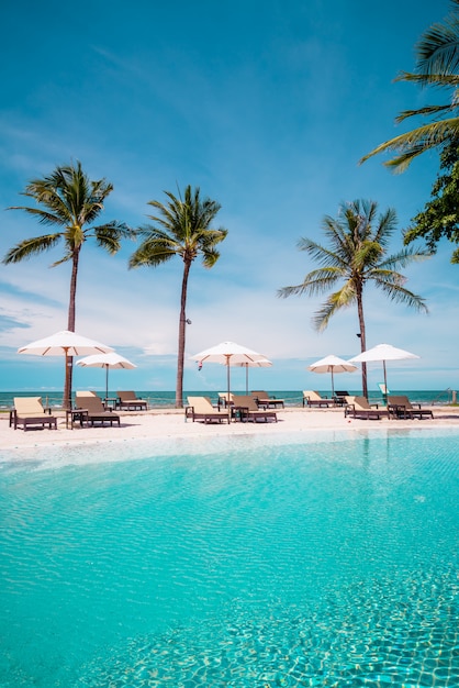 Strandstoel rond zwembad in hotel resort met zee strand