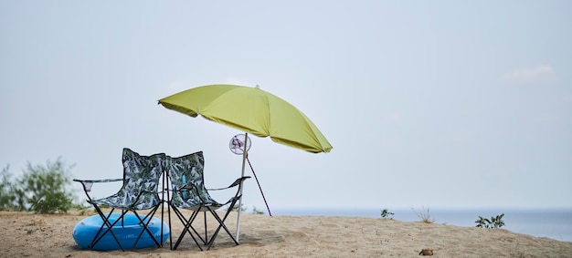 Strandstoelen met parasol op het strand