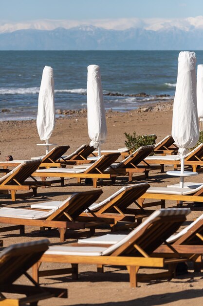 Strandstoelen op het strand en de blauwe zee oceaan op een zonnige dag