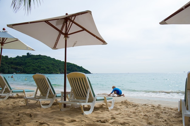 Strandstoelen voor vakanties en ontspannen op het strand