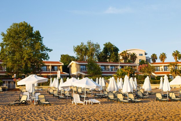 Strandtafereel in Side Turkije met lege parasols en ligstoelen Vakantie aan zee Zomervakantie