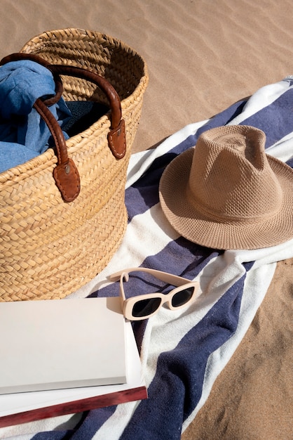 Foto strandtas met essentials stilleven