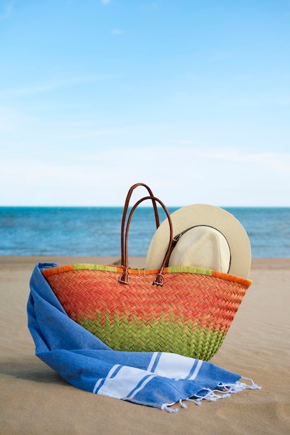 Foto strandtas met essentials stilleven