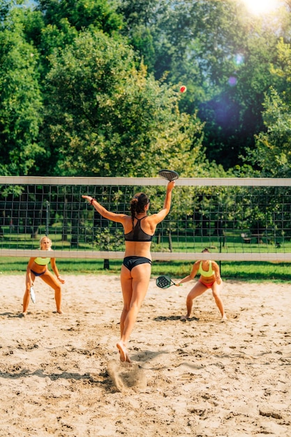 Strandtennisspelers op het net