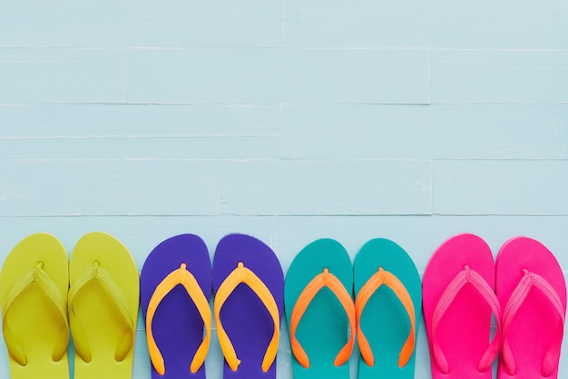 Strandtoebehoren met inbegrip van kleurrijke wipschakelaar op heldere blauwe pastelkleur houten achtergrond