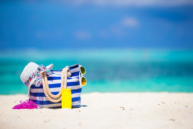 Strandtoebehoren op wit tropisch strand