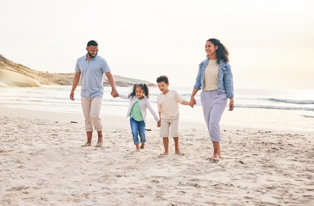 Strandvakantie en gelukkig gezin hand in hand wandelen en binden in de natuur samen Liefde kinderen en ouders op zee voor reizen vrijheid en avontuur op de oceaan ontspannen en plezier hebben op reis