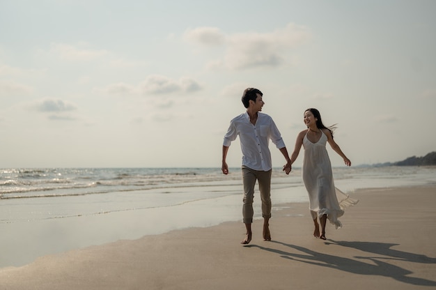 Strandvakantie romantische wandeling paar ontspannen op oceaan zomer reisbestemmingjonge stellen