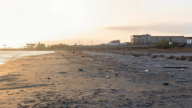 Strandvervuiling Plastic flessen en ander afval op zee strand Ecologisch concept