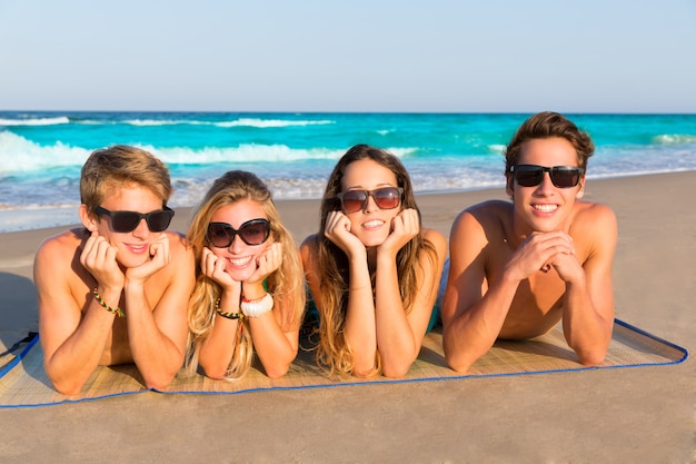 Strandvrienden samen tourits portret op het zand