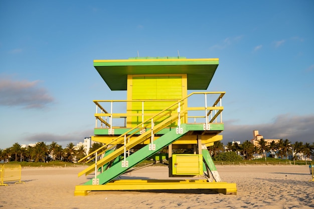 Strandwachtpatrouille in Miami tijdens zomervakantie