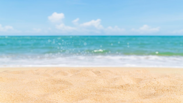 Strandzand aan zee wazig blauwe zee en lucht bij daglicht in het zomerseizoen