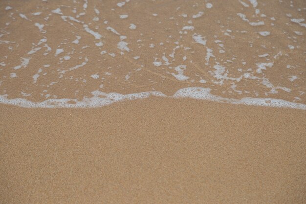 Strandzand en oceaangolvenachtergrond