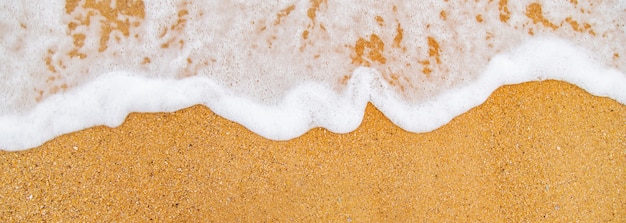 Strandzand en overzeese kustlijn