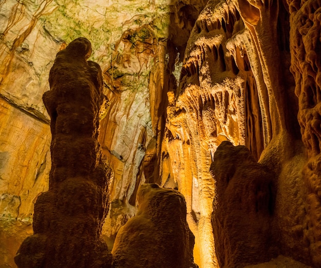 Странные скальные образования под землей в пещерной системе