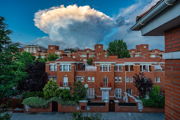 스페인 중부의 일몰 시 도시에서 볼 수 있는 이상한 폭풍우 구름
