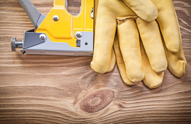 Straple gun veiligheidshandschoenen op houten bord bovenaanzicht bouwconcept