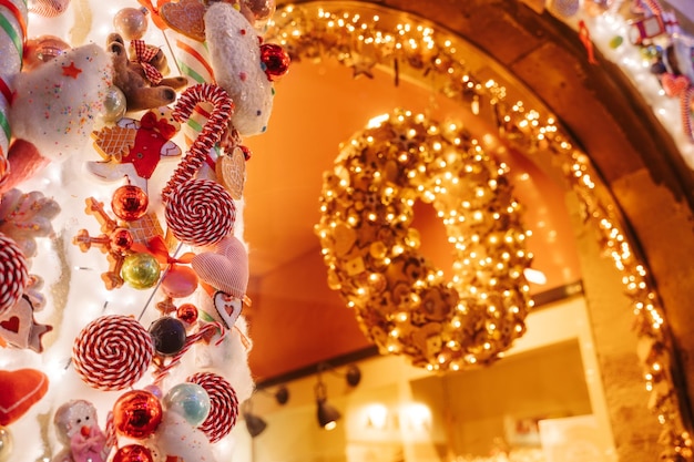 Photo strasbourg france - december 2021 - christmas decorations on historic bakery