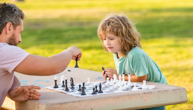 Strategische en tactische begeleiding vader en kind spelen logisch spel vader en zoon schaken buiten