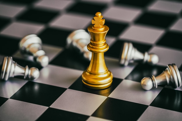 Стратегия шахматной битвы Интеллектуальная игра-вызов на шахматной доске.