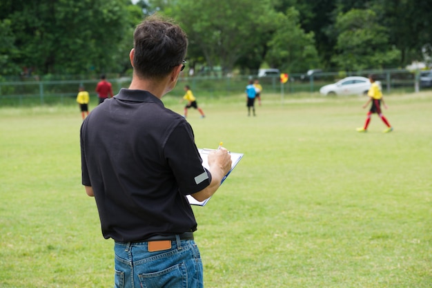 사진 전략 남자 코치 또는 팀 매니저 그리기 축구 또는 축구의 패턴 또는 패턴