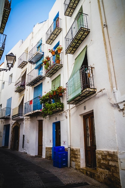 straten en architectuur langs de mediterrane kustplaats in Spanje