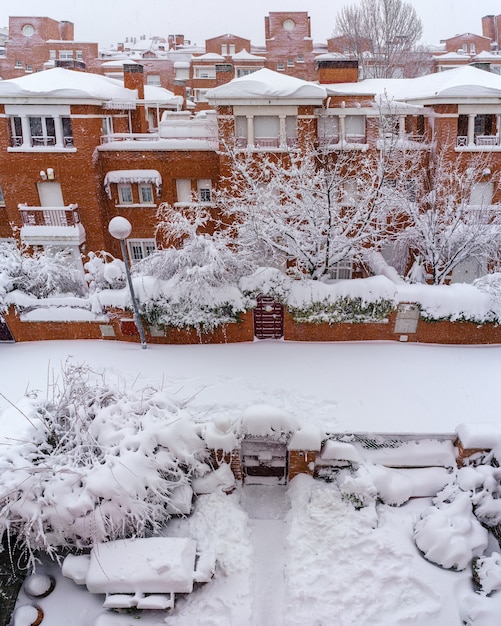 Straten en gebouwen bedekt met sneeuw overdag als gevolg van sneeuwstorm Filomena die valt in Madrid, Spanje. Europa