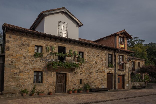 Straten en gevels in Lierganes, een stad in Cantabrië, Spanje, gelegen in de regio Trasmiera