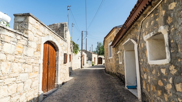 Straten en oude huizen in het traditionele dorp Lofu. District Limasol, Cyprus.