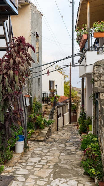 Straten en oude huizen in het traditionele dorp Lofu. District Limasol, Cyprus.