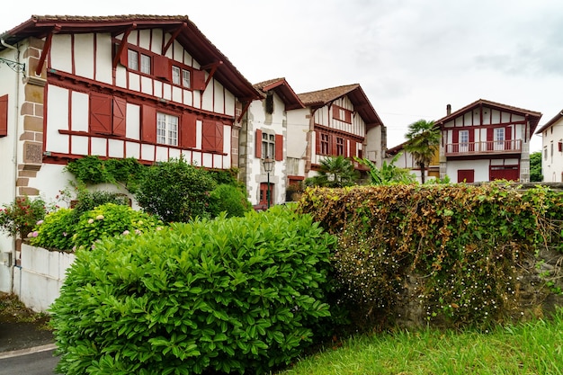 Straten, huizen en typische architectuur van het dorp Sare in Frans Baskenland. Frankrijk