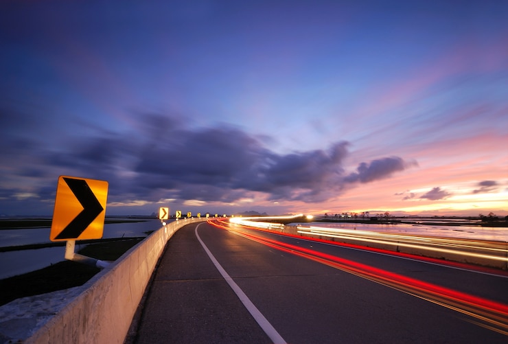 Foto straten in de nacht, snel rijden
