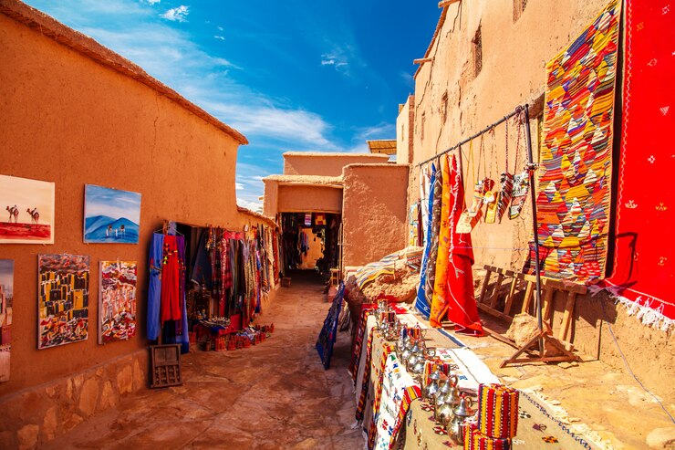 Foto straten van ait ben haddou in de zomer