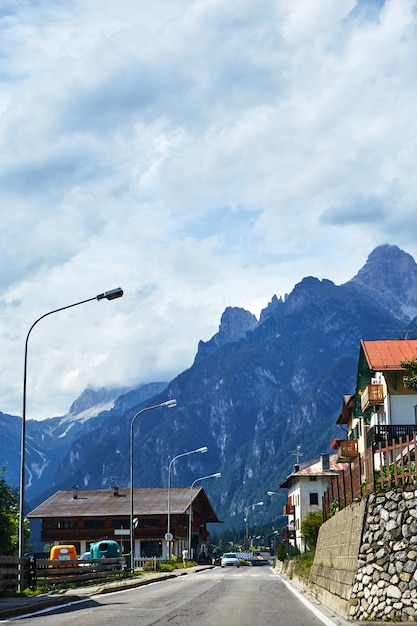 Straten van Cortina d&#39;Ampezzo met bergen