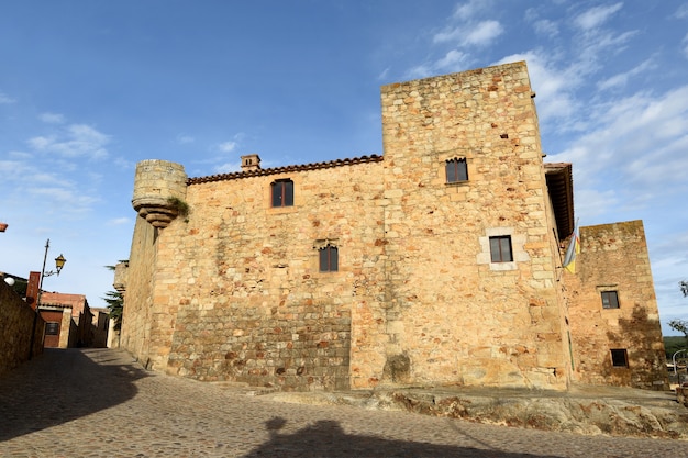 Straten van de oude stad van het middeleeuwse dorp pals, provincie girona, catalonië, spanje