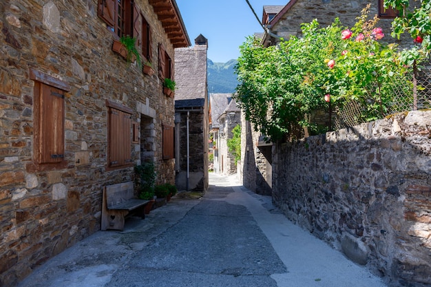 Straten van het Pyreneese dorp Bosost gelegen in de Aran-vallei, Spanje