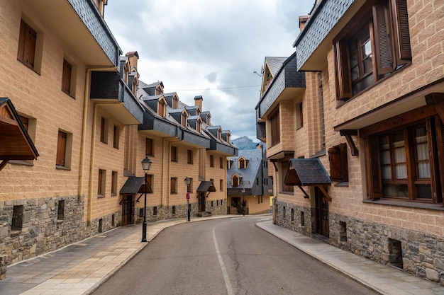 Straten van het traditionele bergdorp Panticosa in de Pyreneeën Huesca Spanje