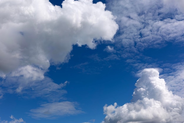 Stratocumuluswolken op blauwe hemelachtergrond