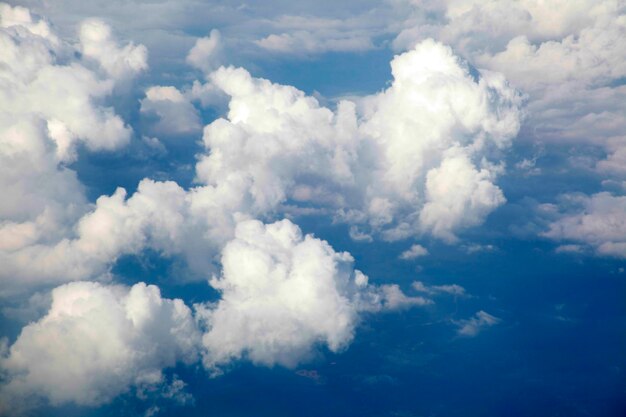 成層圏の上青い海と雲