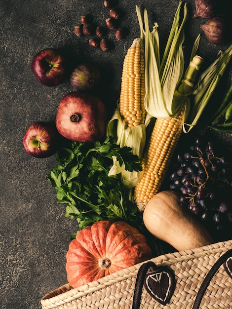 Borsa di paglia e frutta e verdura fresca naturale.