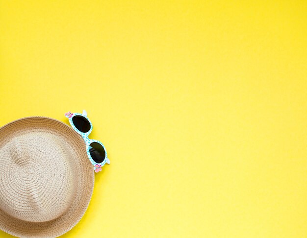Straw Beach Children&#39;s Hat en zonnebrand.