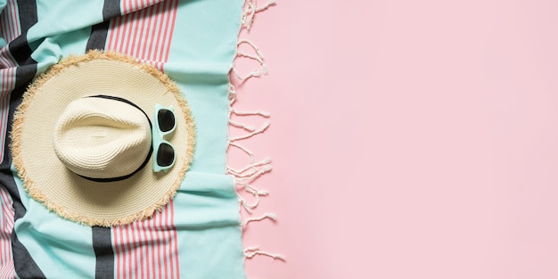텍스트에 대 한 공간을 가진 펀치 핑크에 밀 짚 비치 복장 및 태양 안경.