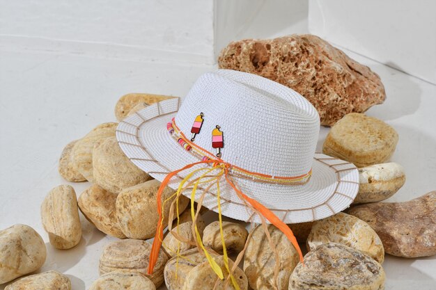 Photo a straw hat spring hat sea shells