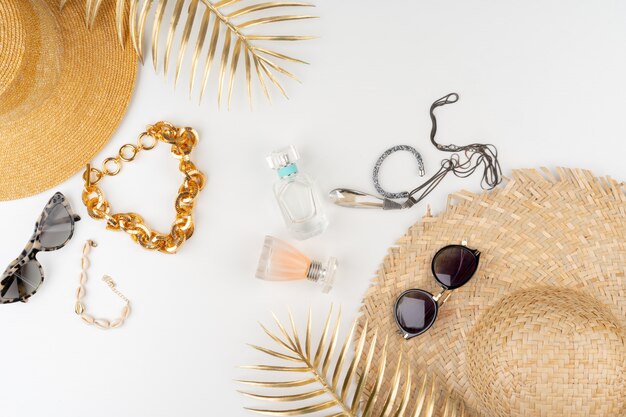 Photo straw hat and sunglasses top view